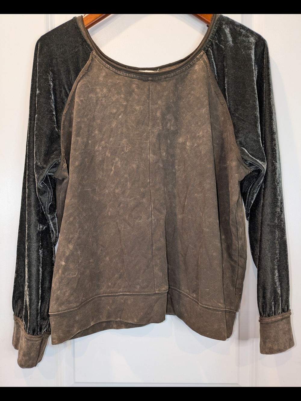 Umgee Velvet Sleeve Top
Women Medium Acid Wash
Brown Boho Pullover